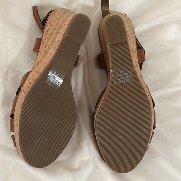 GUESS Cork Wedge Sandal - Picture 4 of 4